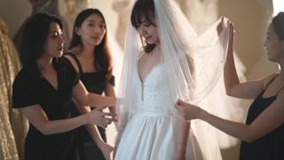 亚洲的中国新娘在婚纱店试穿婚纱，伴娘在旁边欣赏婚纱的美丽视频素材模板下载