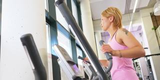 日本女人在健身房锻炼的肖像