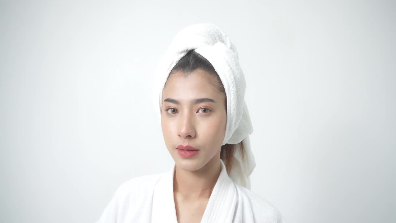 美女特写视频拍摄，女人头上戴着毛巾。