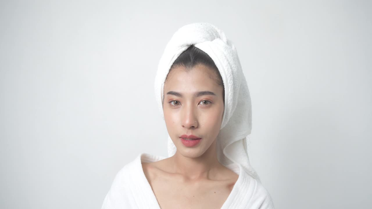 美女特写视频拍摄，女人头上戴着毛巾。