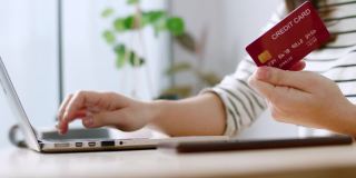 女人网上购物使用信用卡，网上购物