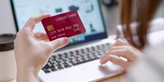 女人网上购物使用信用卡，网上购物
