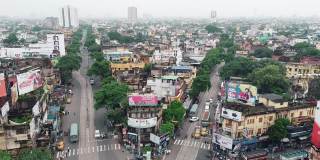 加尔各答，印度——加尔各答城市交通堵塞在通往市中心的拥挤街道上。