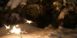 圣诞树在雪地里，烟火闪耀，新年或圣诞节孟加拉灯