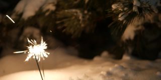 烟花燃烧，圣诞树在雪，新年或圣诞节孟加拉灯