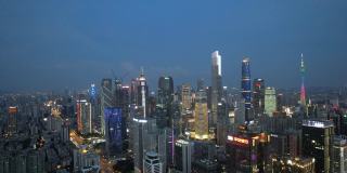放大城市摩天大楼的夜景