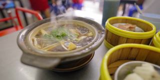 肉骨茶是新鲜的热流和中国点心在竹篮在桌子上