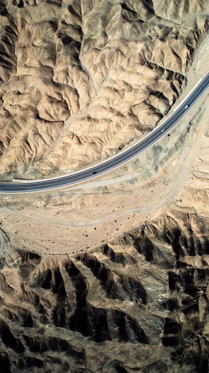 鸟瞰图的农村道路通过山区