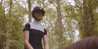 年轻的骑手骑着马在森林中慢动作