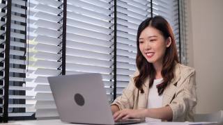 快乐的亚洲女人在用手机视频素材模板下载
