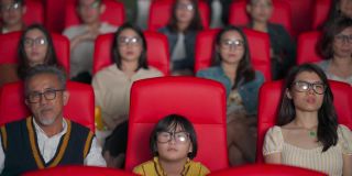 亚洲华人观众在电影院观看3D电影，戴上3D眼镜欣赏演出