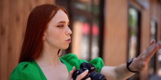 有魅力的女摄影师用专业相机拍摄特写，指导客户摆什么姿势。