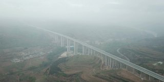 在中国西部的陕西省，新建的高速公路上几乎没有汽车