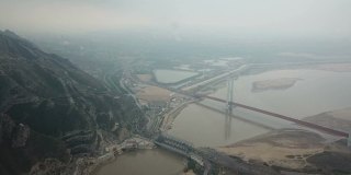 在中国西部的陕西省，新建的高速公路上几乎没有汽车