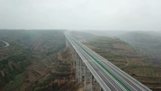 在中国西部的陕西省，新建的高速公路上几乎没有汽车视频素材模板下载