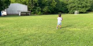 一个小男孩在足球场上玩耍