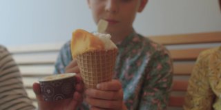 青少年在咖啡馆敲冰淇淋，华夫杯冷甜点健康食品