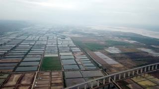 在中国西部的陕西省，新建的高速公路上几乎没有汽车视频素材模板下载