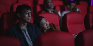 亚洲华人年轻夫妇喜欢在电影院看电影