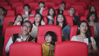 一位活跃的亚洲华人老人和他的孙女喜欢在电影院看电影视频素材模板下载