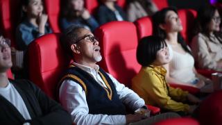 一位亚裔中国老人和他的孙女在电影院看电影时睡着了视频素材模板下载