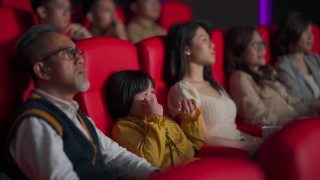 亚洲华人活跃的老人和他的孙女在电影院看伤感感人的电影视频素材模板下载