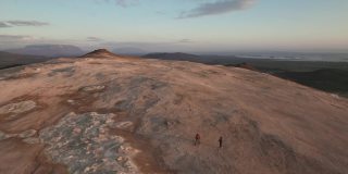 两名游客田园诗般的空中摄影，到处都是岩石