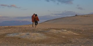 探险者在冰岛广袤的地热田漫步的广角镜头