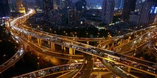 时间流逝，上海夜景汽车交通堵塞在立交桥立交。