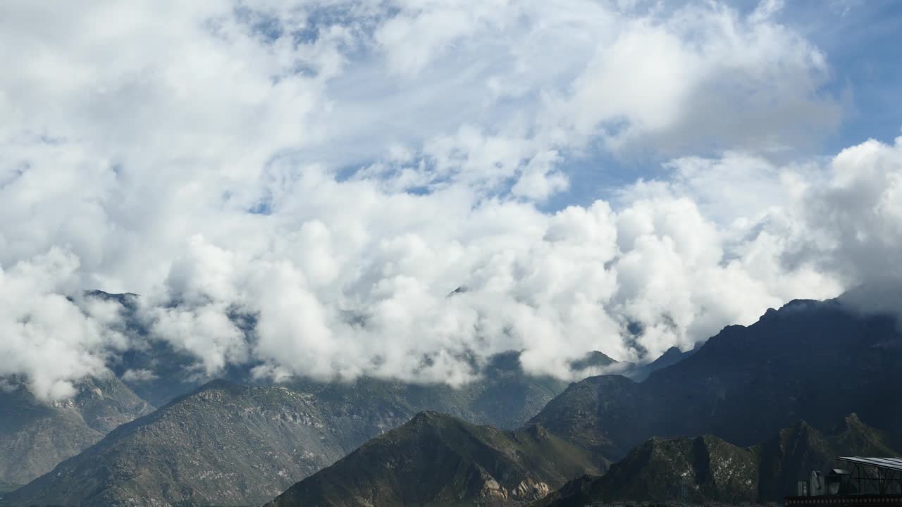 4千片蓬松的云团翻滚在西藏的山顶和山谷，世界之巅。
