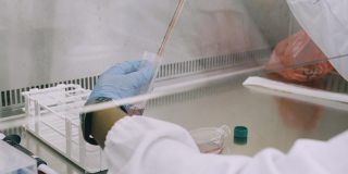 一个不知名的科学家在实验室准备样本进行医学研究的4k视频片段