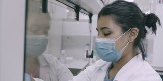 一名年轻科学家在实验室进行医学研究的4k视频片段