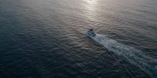 日出时，一艘豪华摩托艇在海上航行。