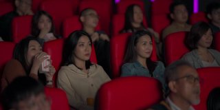 一群亚洲华人在电影院看恐怖的恐怖片