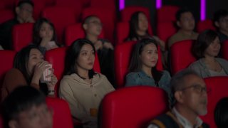 一群亚洲华人在电影院看恐怖的恐怖片视频素材模板下载