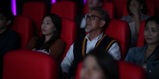 坏习惯粗鲁的亚洲中国老人在电影放映期间大声讲电话，在黑暗中打扰和忽视他周围的其他观众。一个女孩把手指放在嘴唇上，让他保持安静