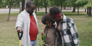 非洲裔美国人家庭在公园植树