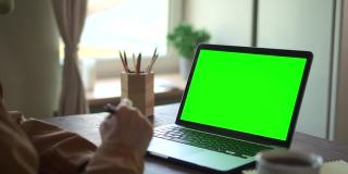 老商人女企业家用色度键绿色笔记本电脑进行在线会议培训