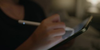 女人用钢笔画iPad