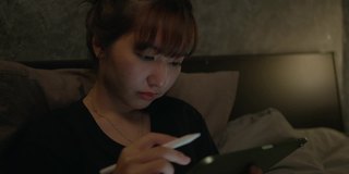 女人用钢笔画iPad