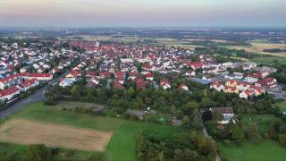 视频显示，一架无人机当天在威斯巴登附近的南部黑森市迪登卑尔根上空飞行视频素材模板下载