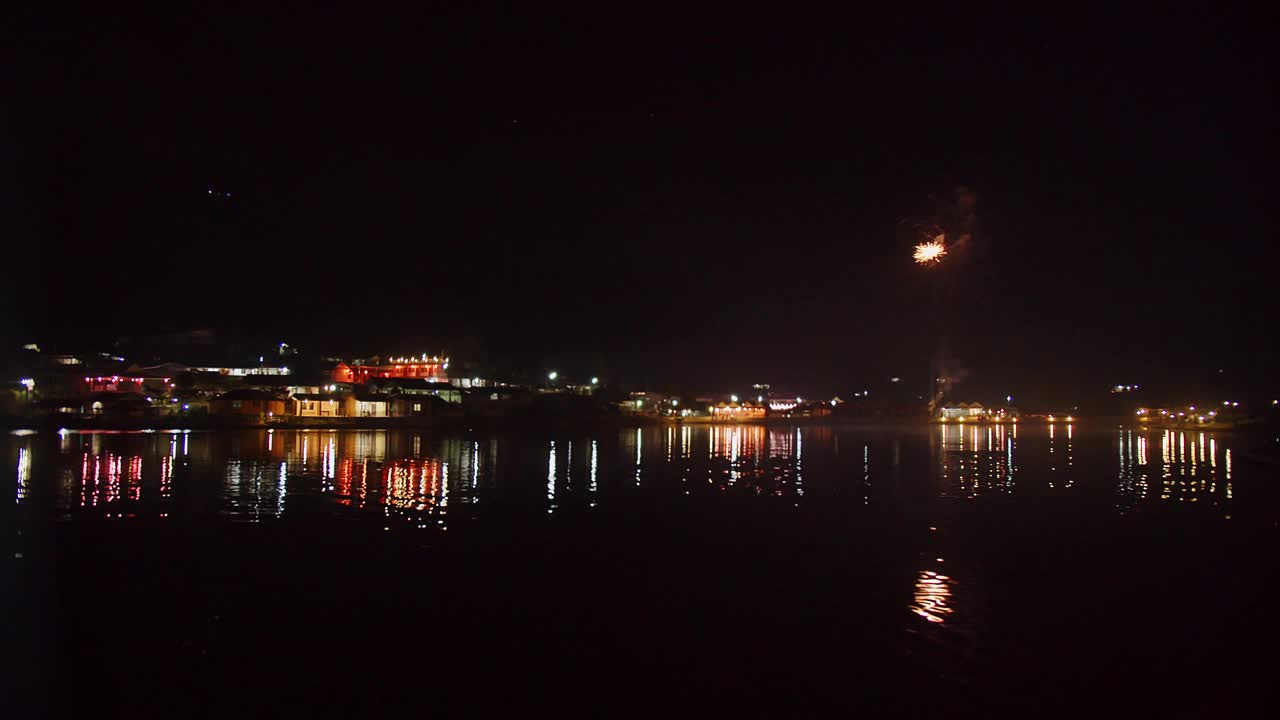 风景秀丽的自然景观，河流湖泊与五颜六色的真正的新年焰火闪烁与散景灯在夜空中