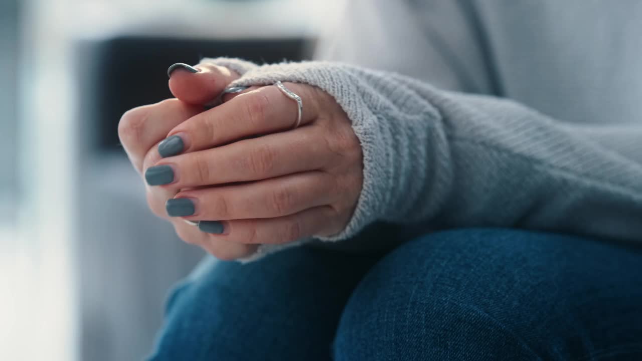 在治疗期间，一个无法辨认的女人的手的4k视频片段