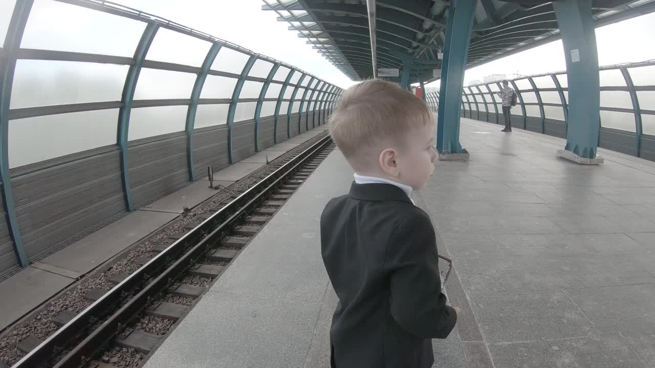 男孩在地铁站台上