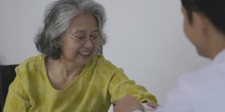 亚洲老年妇女物理治疗与肌肉专科医生和骨骼在医院。老年人的健康和身体检查。退休年龄的健康保险。健康检查身体治疗理念