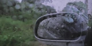下雨时车窗玻璃后视镜上的水滴