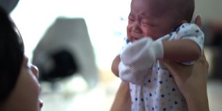 一位妇女在安慰哭闹的婴儿