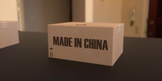 传送带上印有“中国制造”字样的盒子。与中国商品相关的可循环3D动画