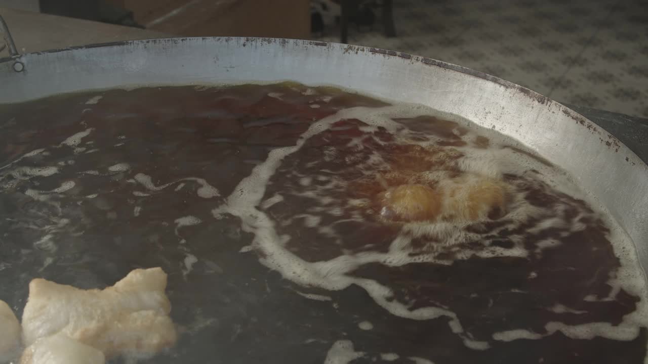 《大厨》的镜头是在滚烫的油里油炸油条