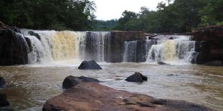 Tad Ton瀑布在泰国chai yapum的Tad Ton国家公园歌唱，概念雨季